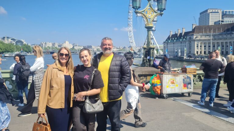 Comfortable, luxurious black cabs for celebrity home sightseeing in London