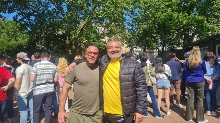 Tourists enjoy London cab tours tailored for photographers, capturing iconic landmarks
