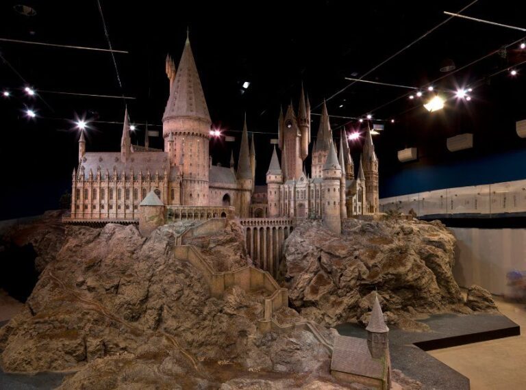 Nighttime taxi tours of London landmarks featuring the illuminated London Eye