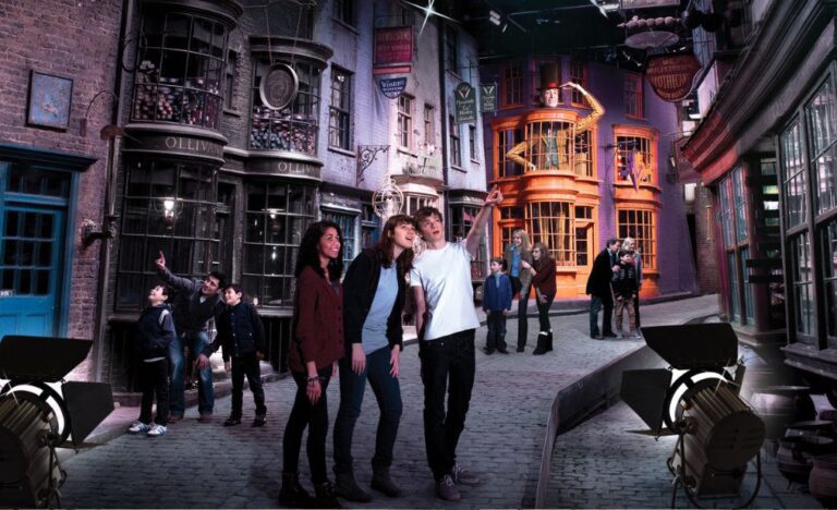 Tourists experiencing top photo-friendly landmarks in London sights with taxi tours