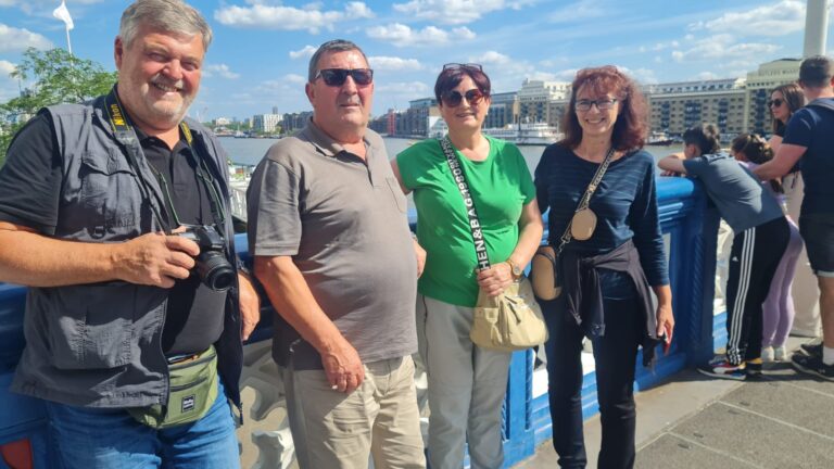 Visitors exploring Notting Hill by cab during private tours exploring London's charming neighborhoods by cab.