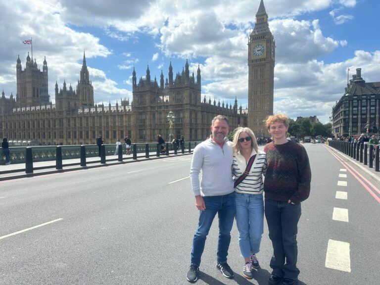 Tourists on an exclusive black cab photo tour in London