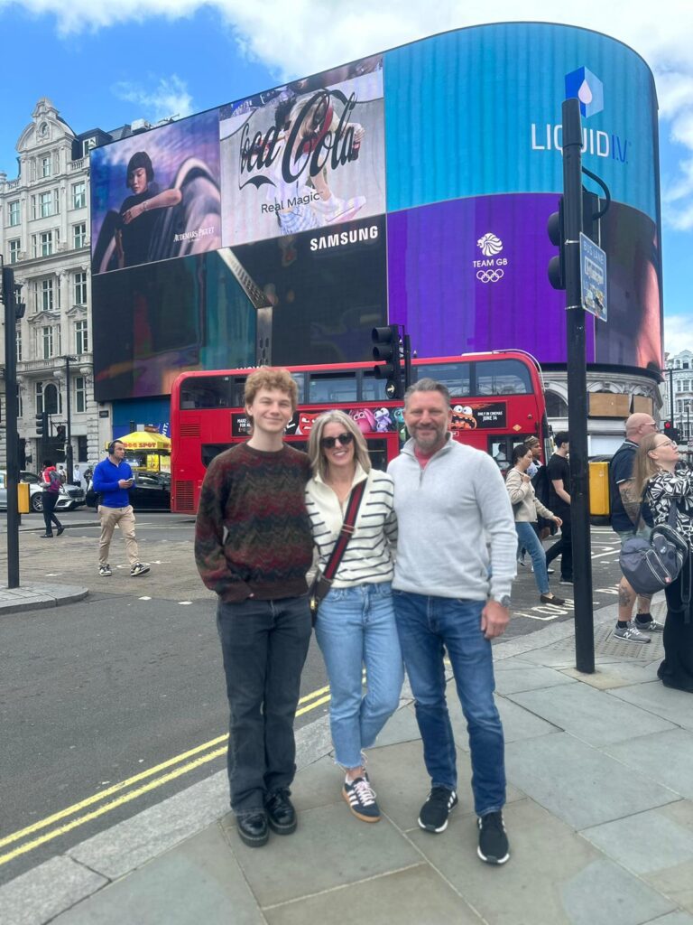 Best London night tours with black cabs showcasing iconic landmarks