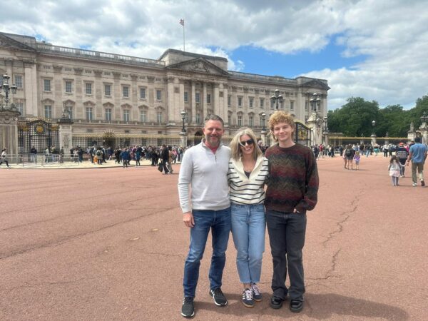 Visit Buckingham Palace during your luxury iconic cab tours through London
