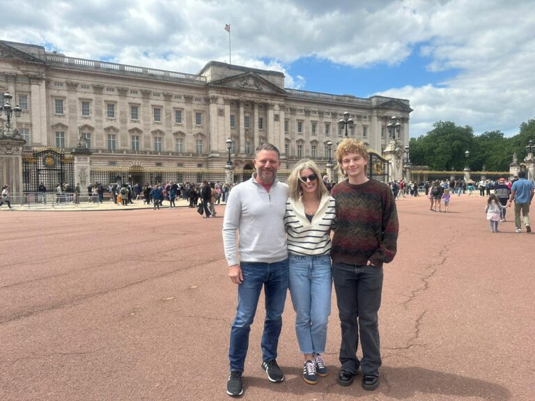 London Sightseeing Taxi Tours expert guide sharing insights during nighttime photo tours
