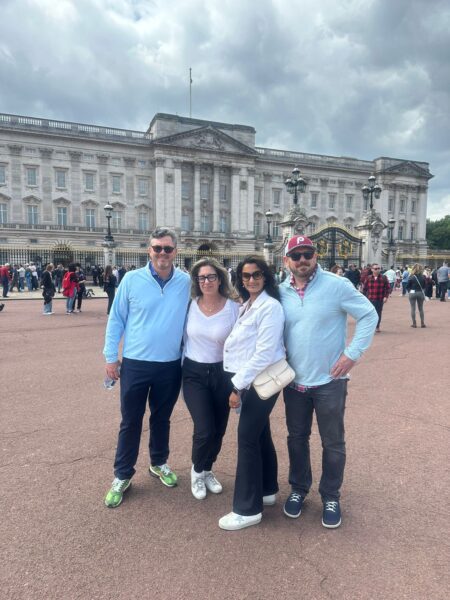 Families stopping at Buckingham Palace during their tailored London taxi tours.