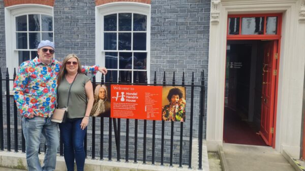 Tourists enjoying customized private taxi sightseeing tours in London.