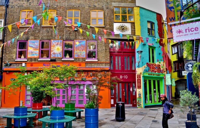 Discover iconic landmarks during hidden treasures taxi adventures in London.