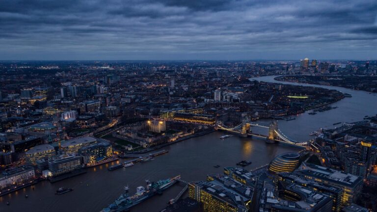 Black cab touring London landmarks