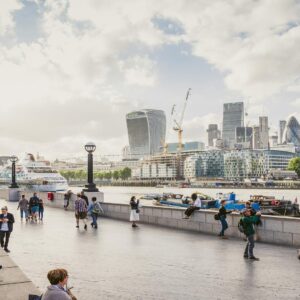 Black cab tour guide pointing out London landmarks to tourists