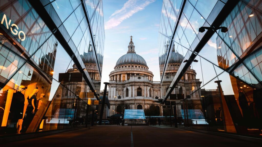 Couple sharing a kiss in front of St. Paul's Cathedral