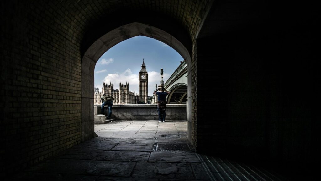 London taxi at the entrance of a lesser-known royal property