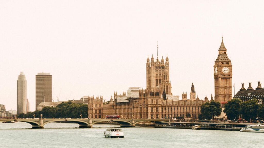 Multiple London taxis lined up for group tours