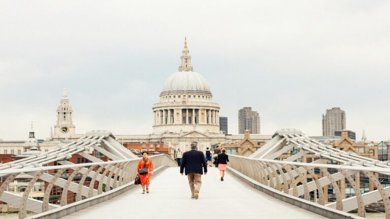 Black cab with London landmarks for personalized tours