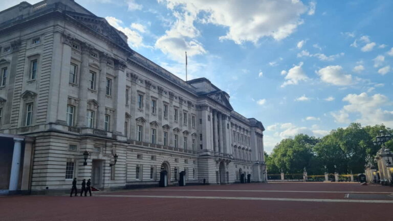 Buckingham Palace, a must-see London site, captured during a sightseeing taxi tour.