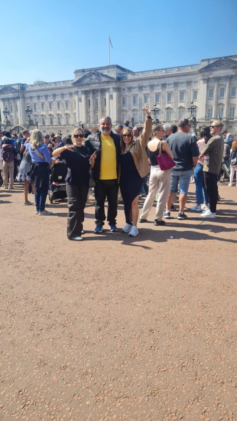 Visitors enjoying Best London Walking Tours outside Buckingham Palace