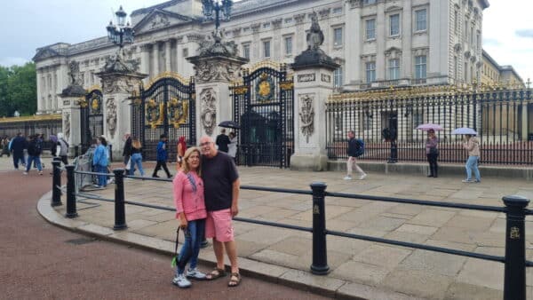 Couple enjoying a Harry Potter Guided Tour in London near Buckingham Palace with London Sightseeing Taxi Tours.