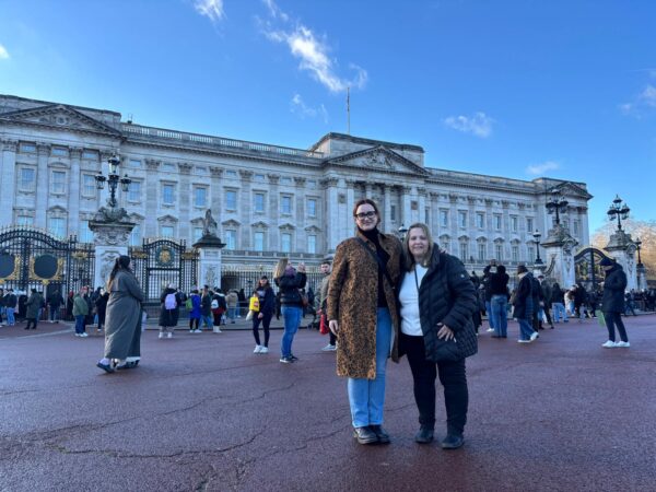 London By Night Sightseeing Tour showcasing visitors at Buckingham Palace