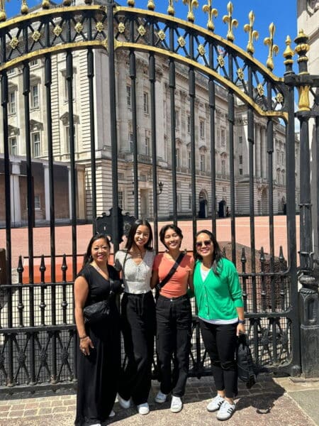 Group of tourists enjoying Famous Sights in London at Buckingham Palace with London Sightseeing Taxi Tours