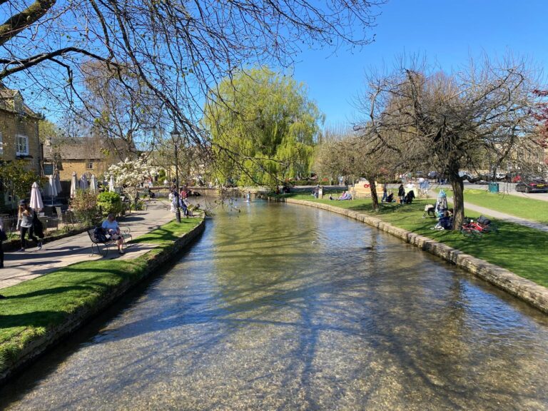 Tourists exploring London special places during guided sightseeing taxi tour