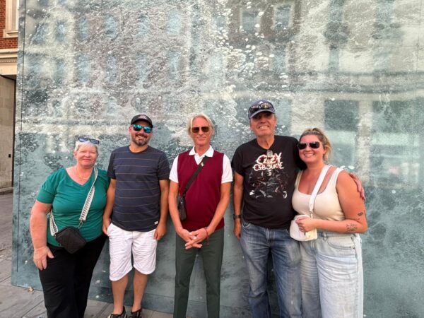 Knowledgeable drivers providing insights during a London cab sightseeing photography tour.