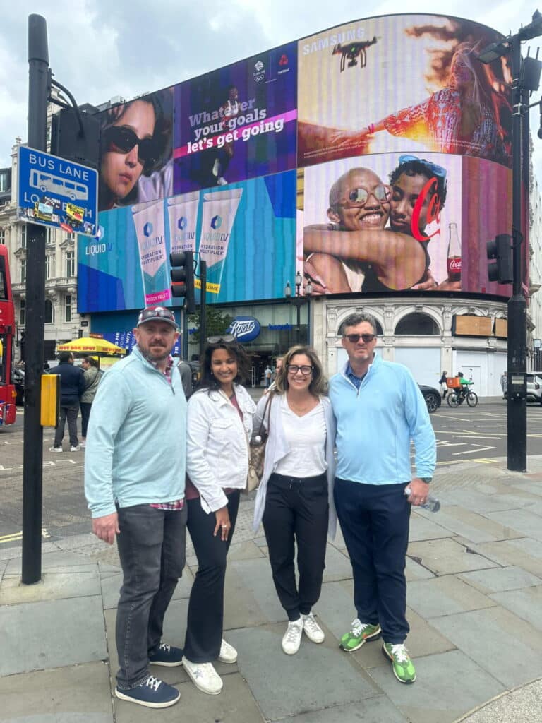 Group exploring London Landmarks To Visit with sightseeing taxi tours