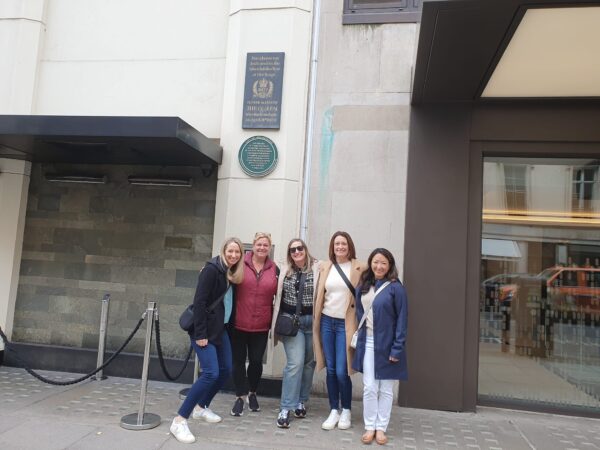 Enjoy London group photo during a sightseeing taxi tour