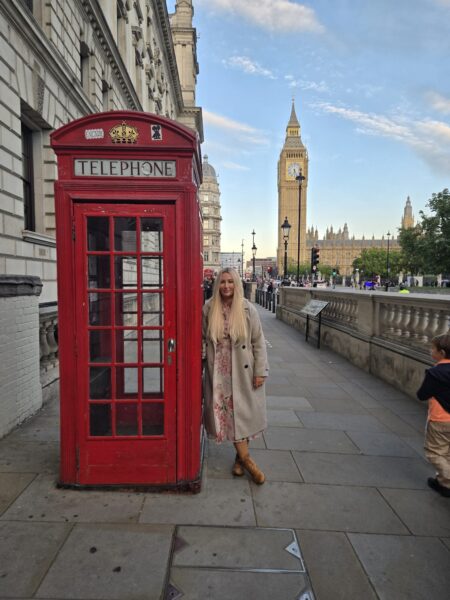 Tourists discovering London landmarks during chauffeur service