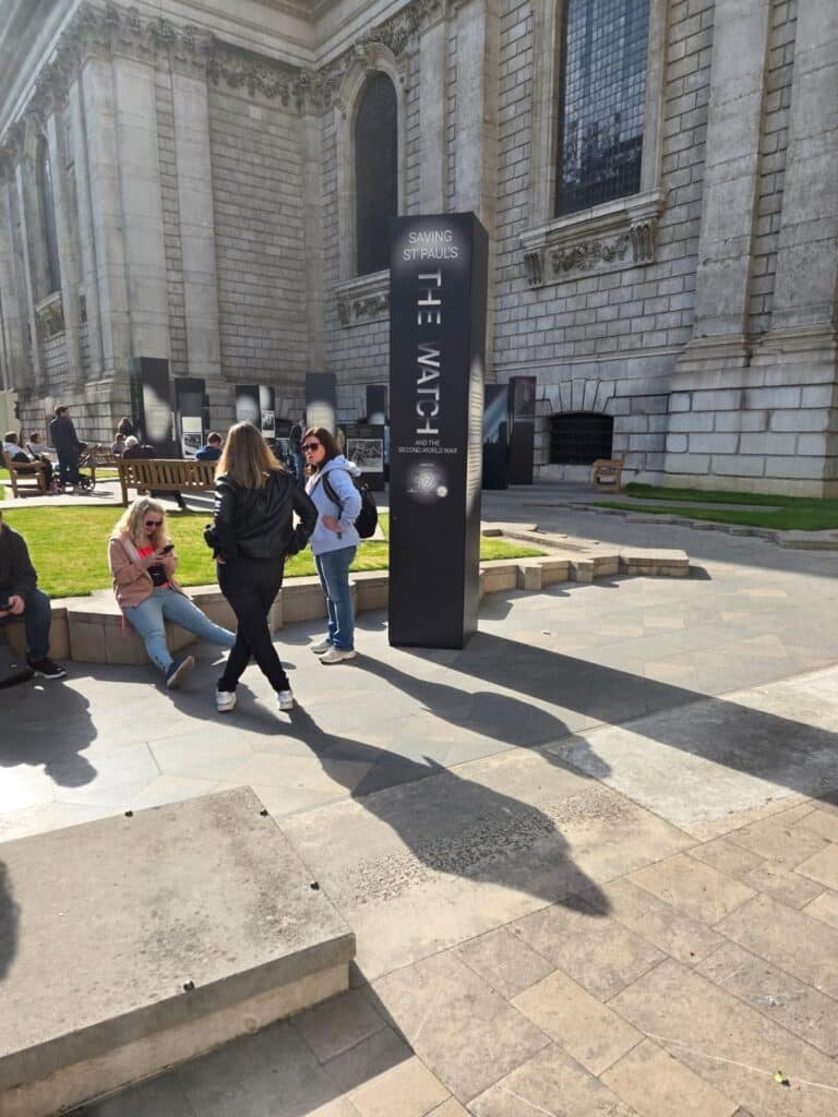 Best London Guides featuring a traditional Horse Guard during a sightseeing taxi tour in London