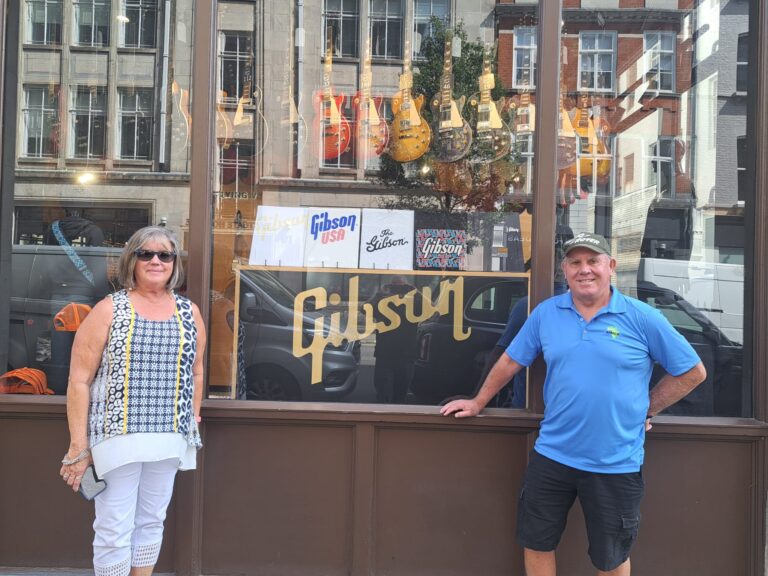 A Visit To London: Tourists enjoying London sightseeing with London Sightseeing Taxi Tours