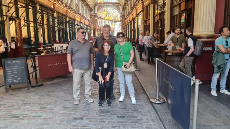 Group visiting London tourist attractions near me with London Sightseeing Taxi Tours