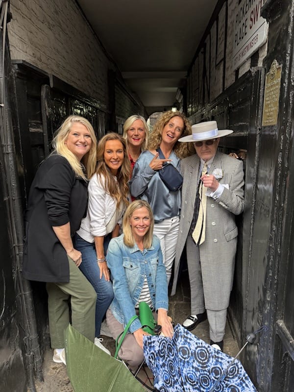 Visitors exploring Must Do Attractions In London with London Sightseeing Taxi Tours