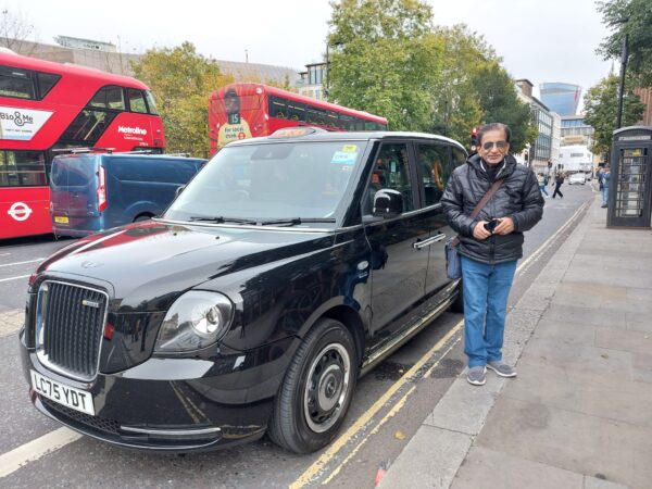 Charming neighborhoods in London taxi tours capture Notting Hill vibes.