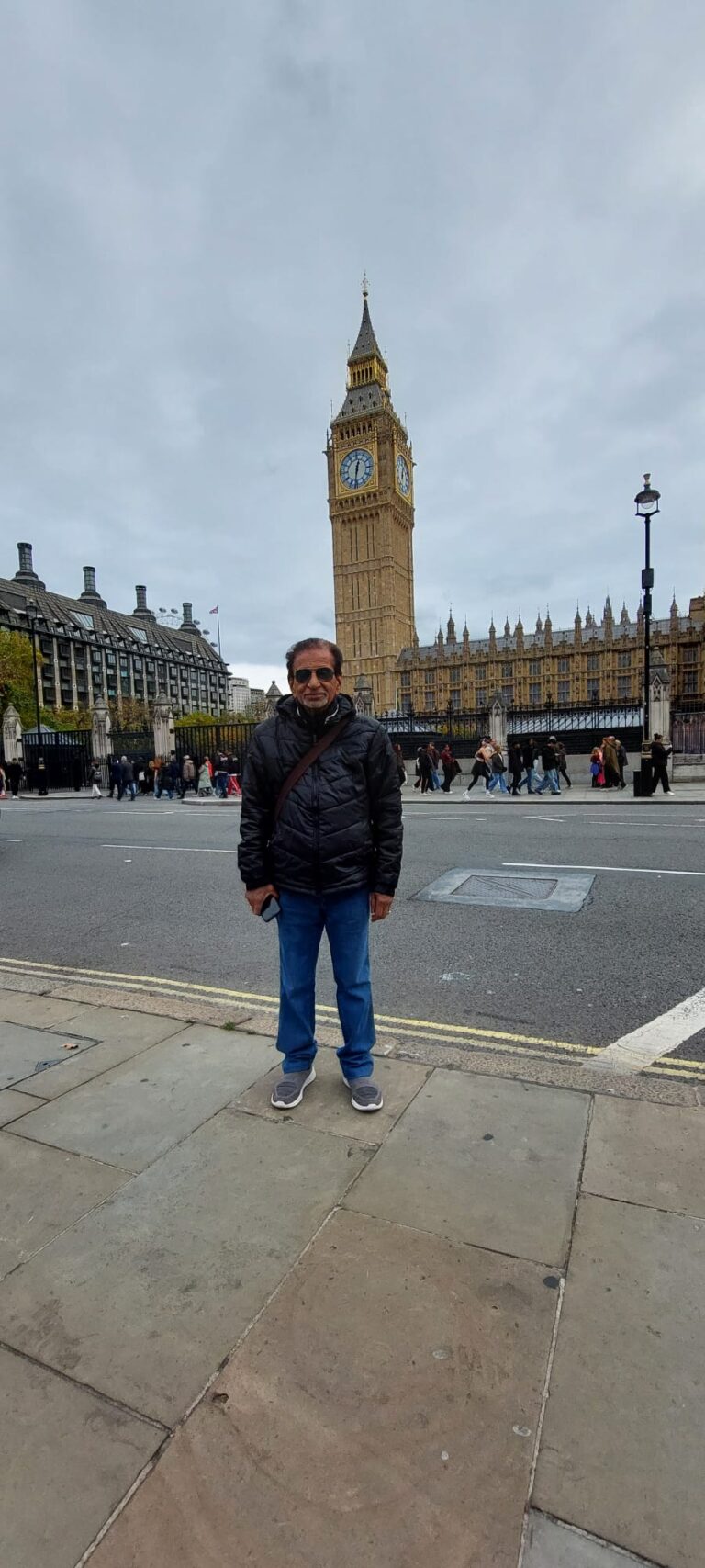 Best London night tours with black cabs allowing for memorable photo stops