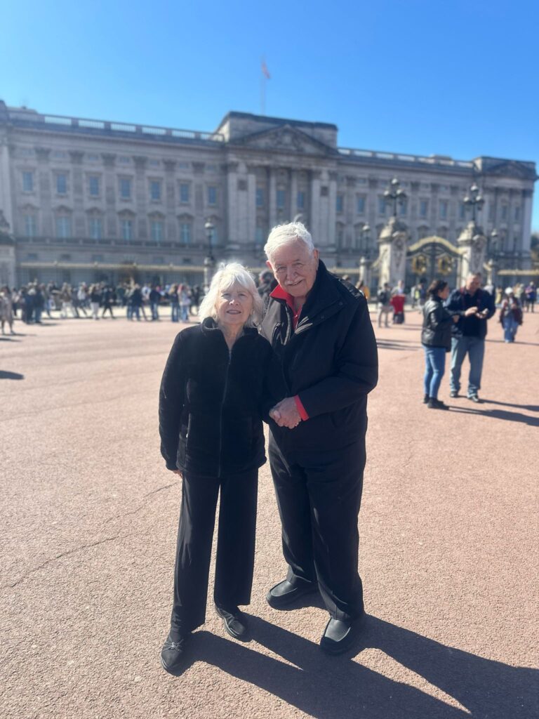 London sightseeing packages featuring a couple enjoying a guided taxi tour at Buckingham Palace, perfect for groups up to six with wheelchair accessibility