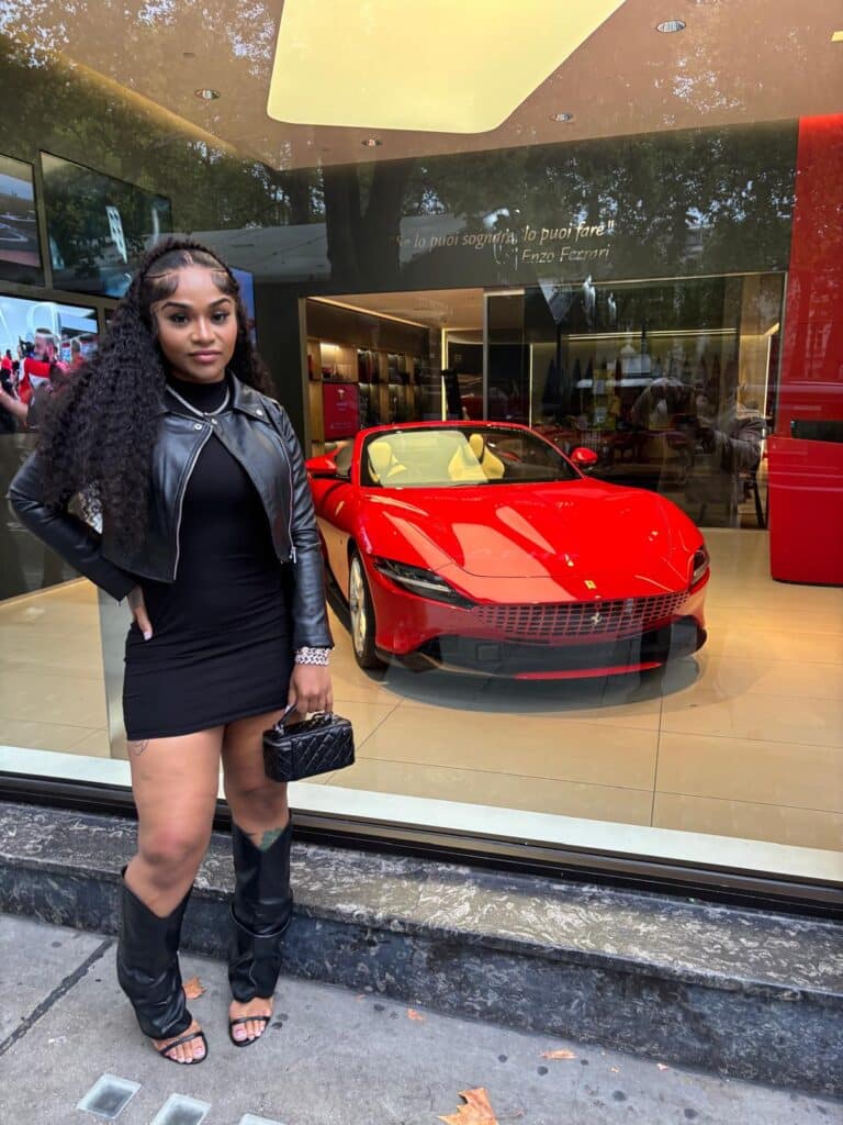 best bus tour london: stylish visitors exploring London with London Sightseeing Taxi Tours, offering accessible and group-friendly experiences