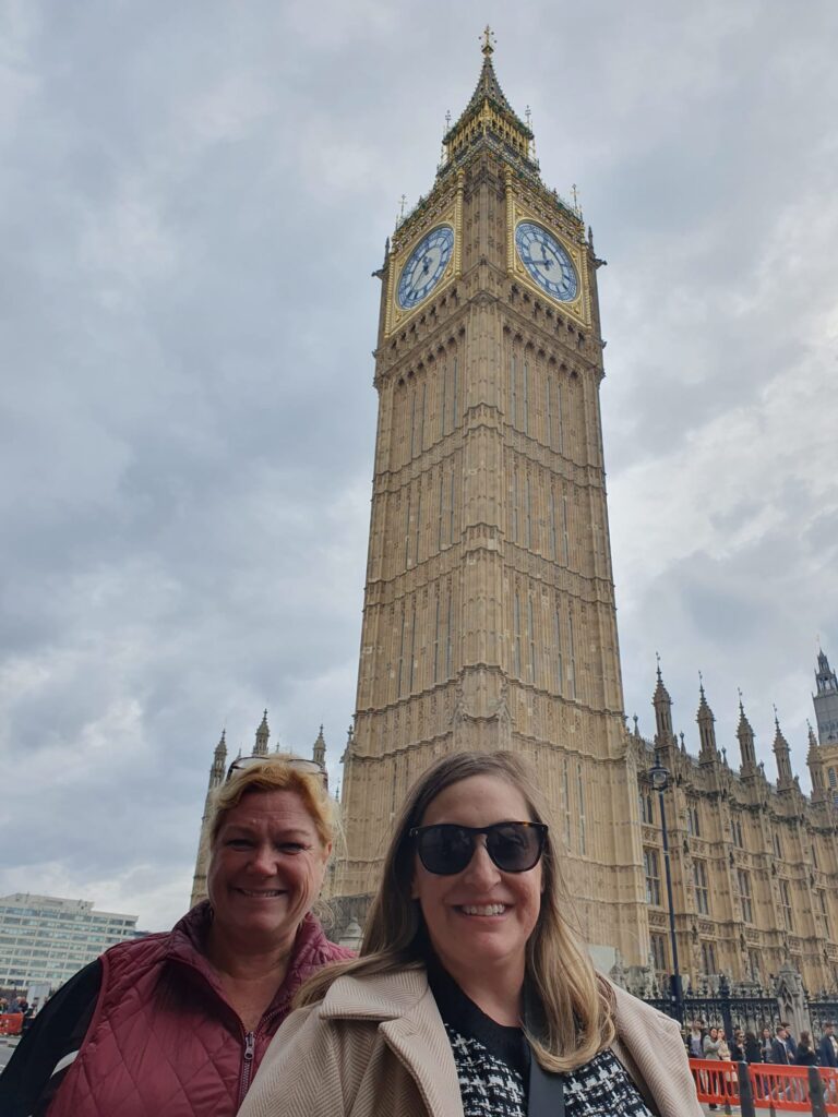London Travel Ideas featuring visitors posing in front of Big Ben and Houses of Parliament during a sightseeing taxi tour