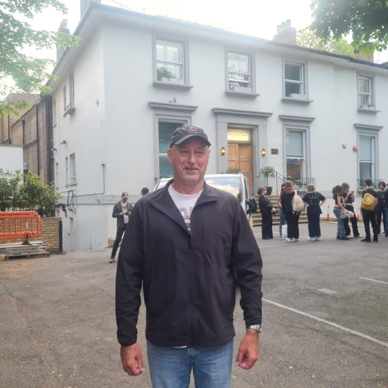 Private tour guide London exploring iconic sights with London Sightseeing Taxi Tours for up to six passengers