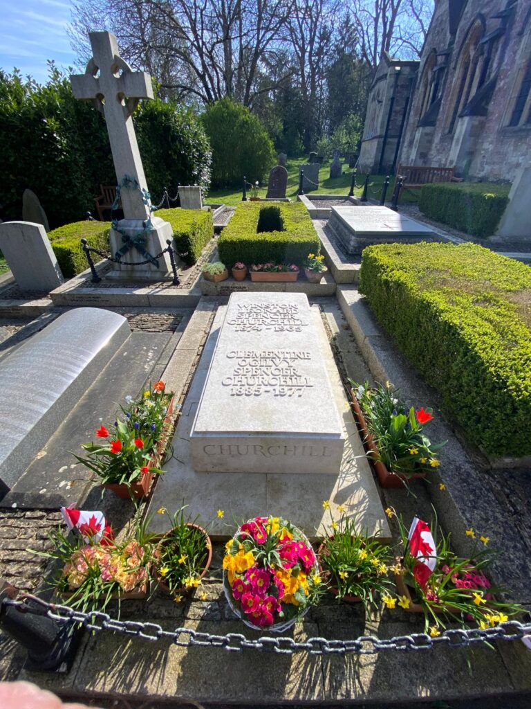 tour londres guests at Winston Churchill's gravesite on a London Sightseeing Taxi Tour