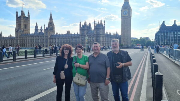 tours with locals offering unique London sightseeing experiences at Big Ben with London Sightseeing Taxi Tours