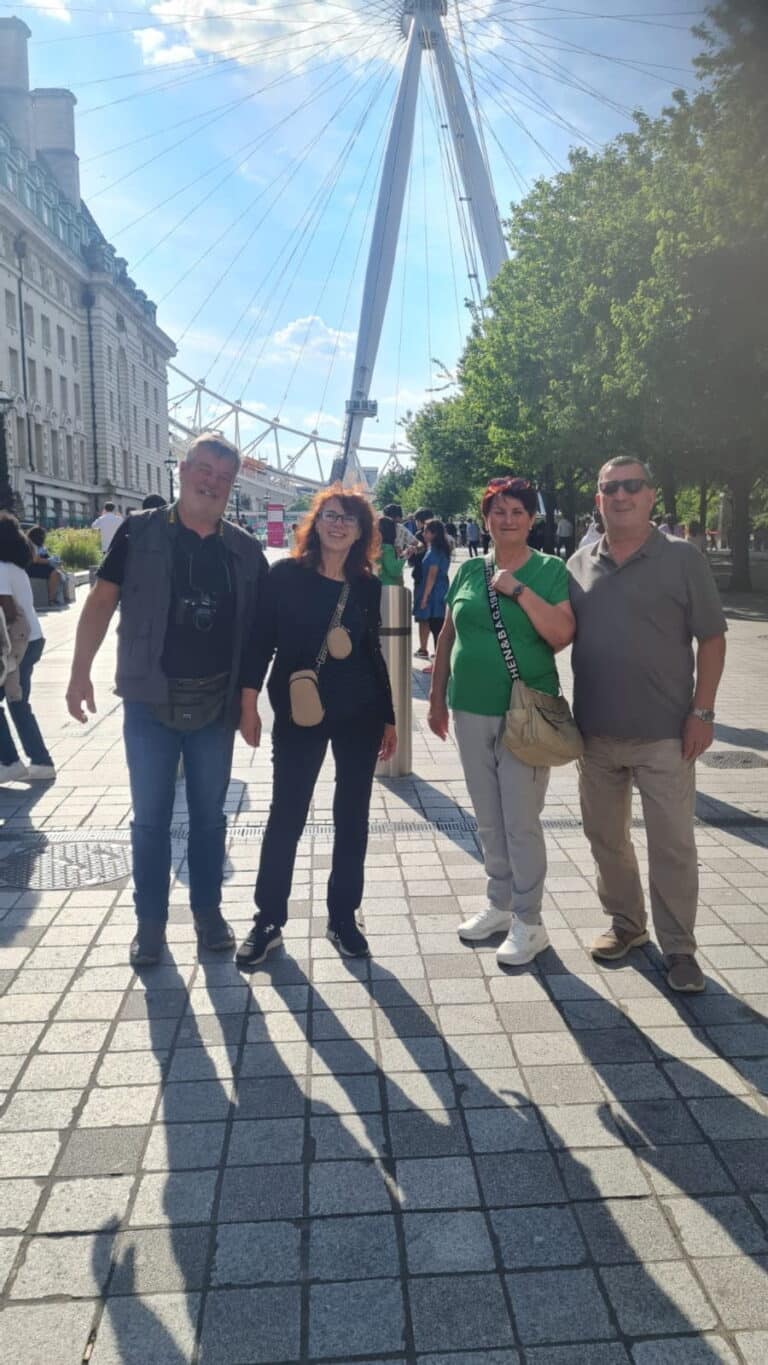 Get your guide london private taxi tours at the London Eye, enjoying sightseeing with family and friends in wheelchair-accessible black cabs