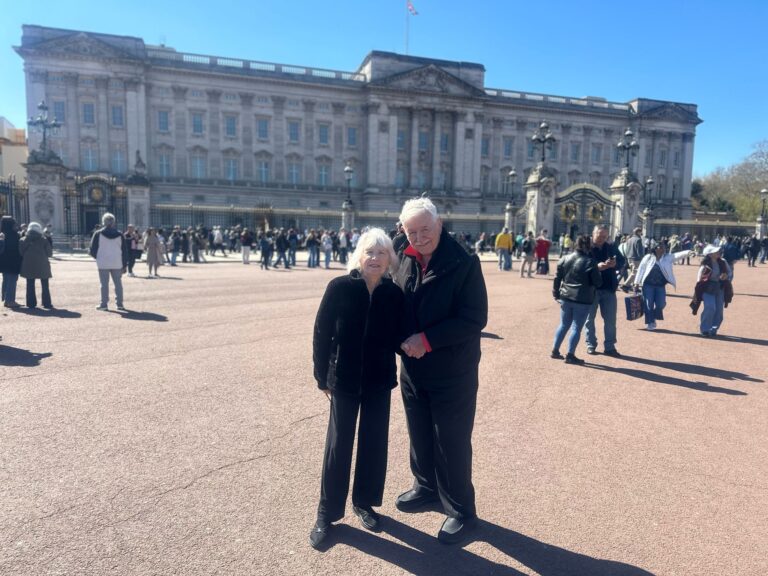 Get guide tour of London landmarks like Buckingham Palace with sightseeing taxi tours for families and disabled accessible vehicles