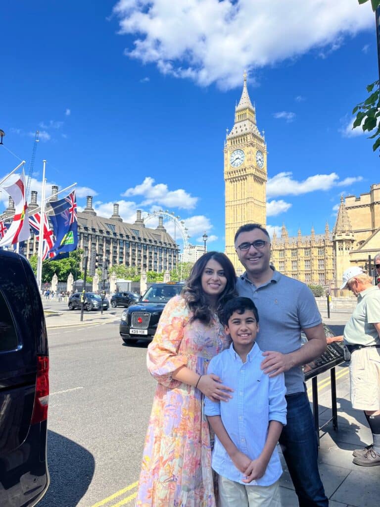 windsor castle guided tour: family enjoying London sightseeing with taxi tours near historic landmarks
