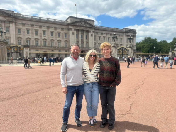 visit london tickets for sightseeing taxi tours outside Buckingham Palace with happy family posing