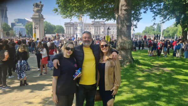 walking tours bath group enjoying London sightseeing taxi tour near Buckingham Palace