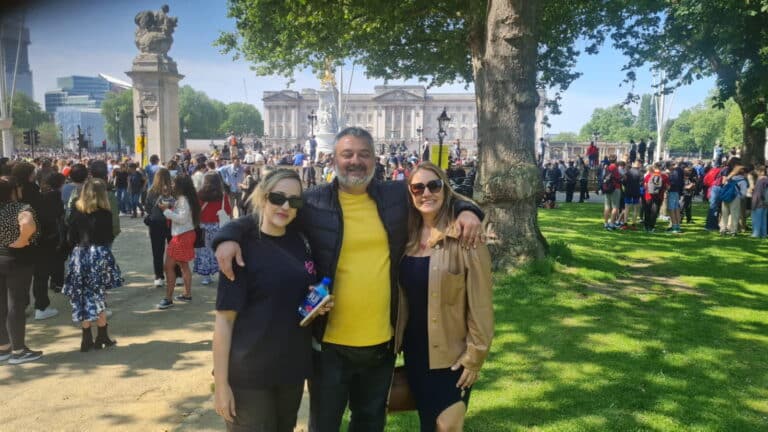 walking tours bath group enjoying London sightseeing taxi tour near Buckingham Palace