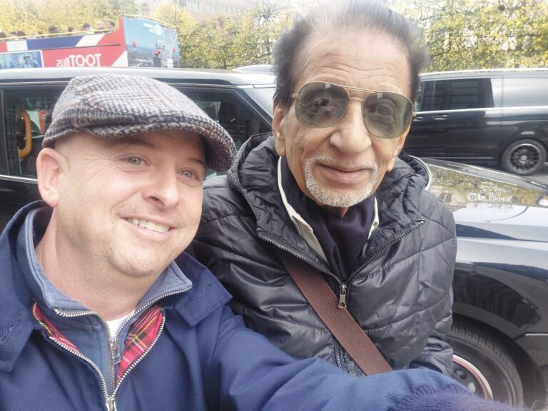 tours by locals england sightseeing taxi in London with tourists enjoying the city