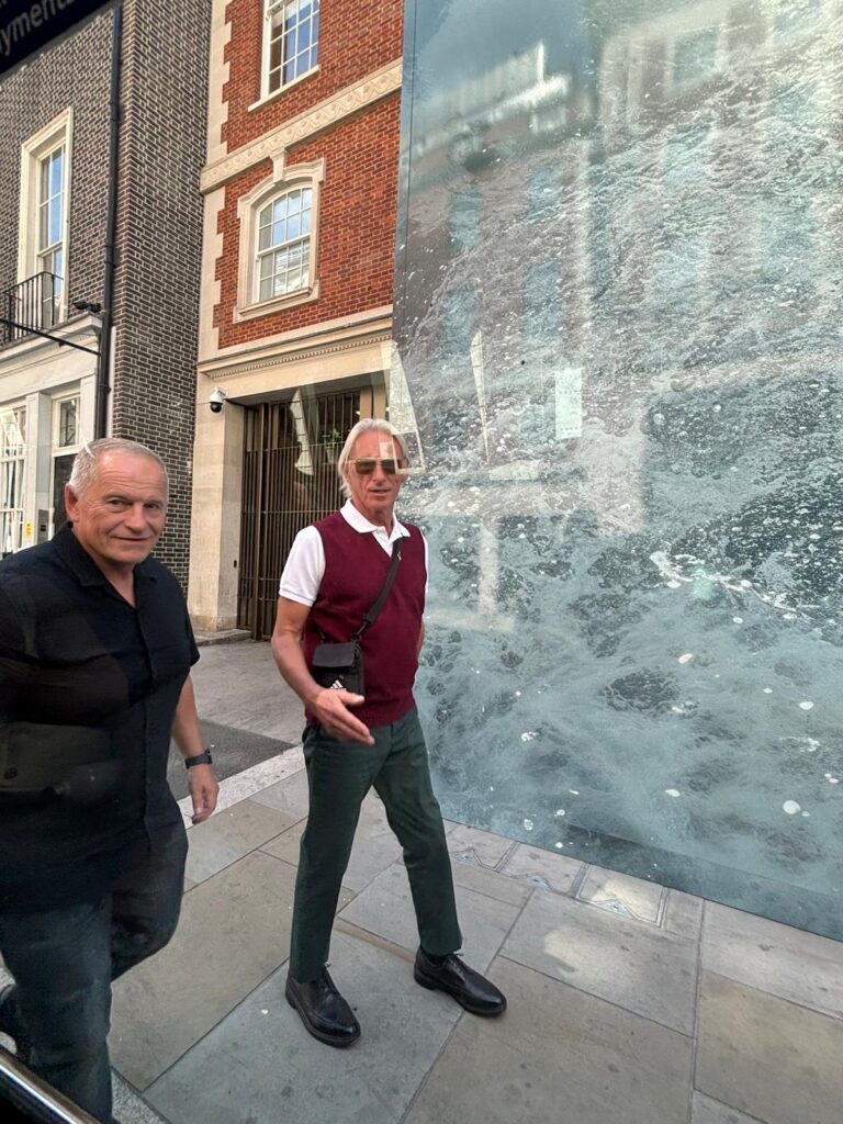 Visitors enjoying tours of the UK with London sightseeing taxi tours, exploring historic sites in a wheelchair-accessible vehicle for groups up to six