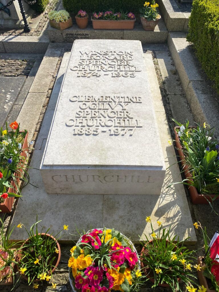 Best tours in London featuring Churchill family graves visited by groups with London Sightseeing Taxi Tours