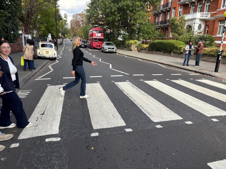 half day tour to stonehenge from london with London Sightseeing Taxi Tours exploring iconic London streets before heading to Stonehenge